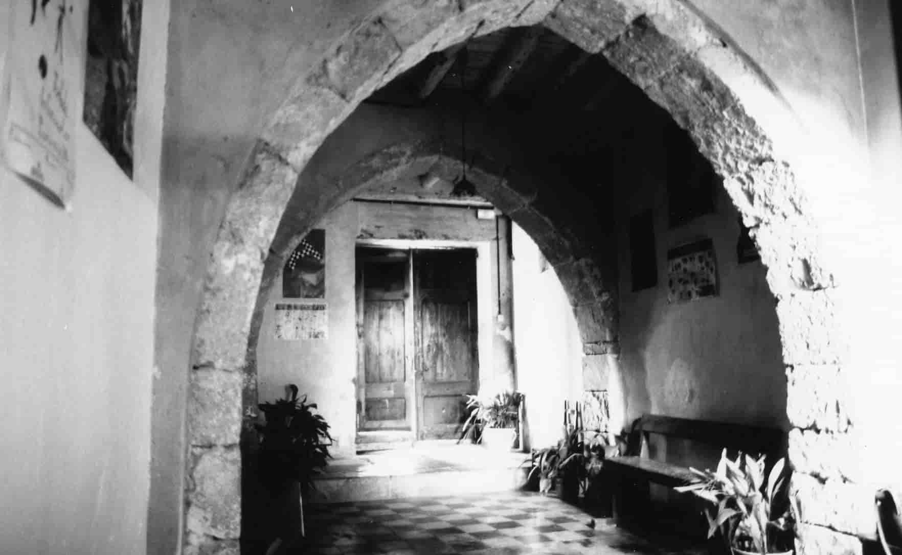 Interior de la Casa Abadia, on es poden apreciar els dos arcs apuntats. Anys 80. Font: Fons Rodrigo Sabat&eacute; Abella &ndash; Centre d&rsquo;Estudis Seniencs.