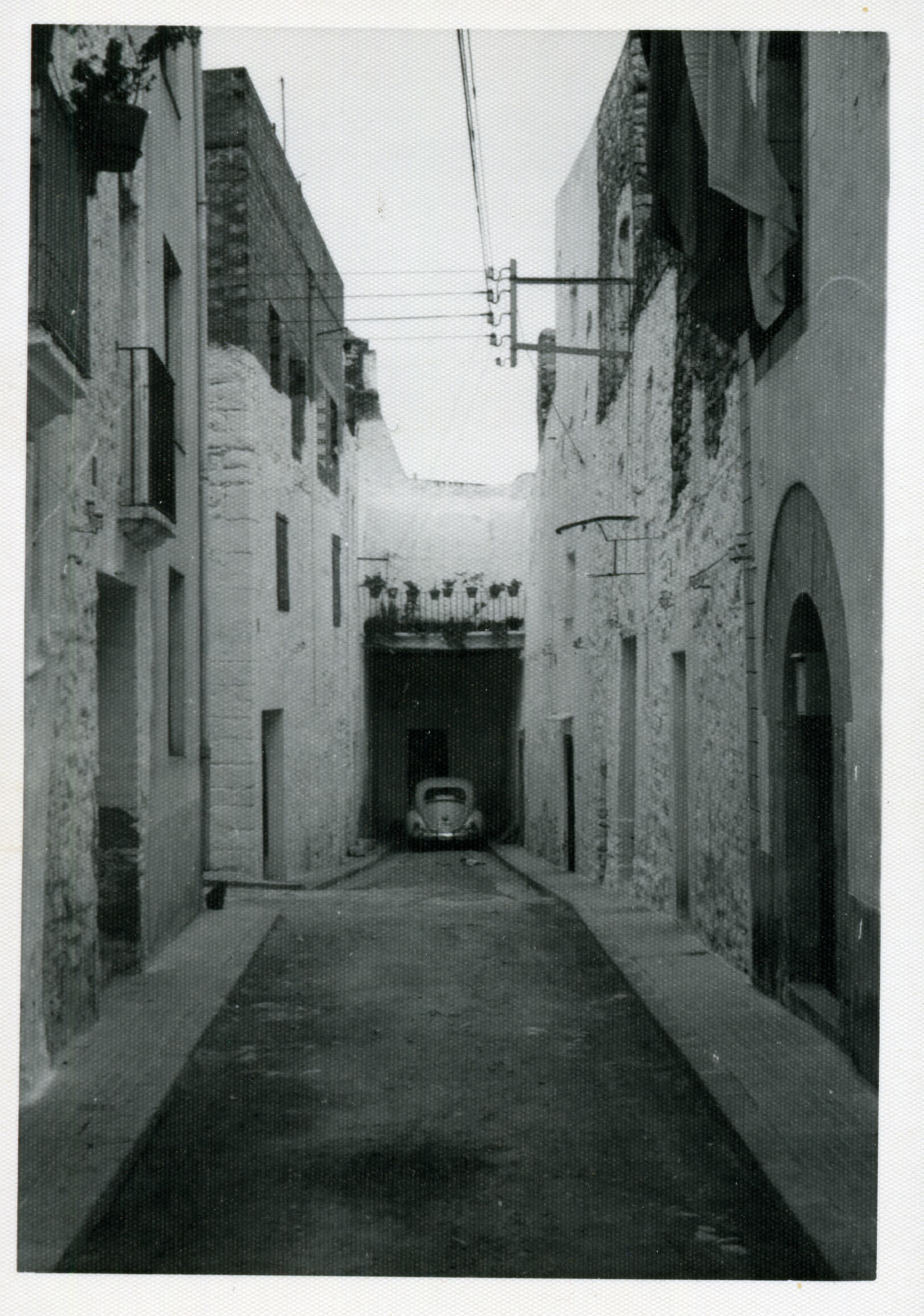 Carrer Cardenal Cisneros, popularment de la Pres&oacute;, amb l&rsquo;antic Ajuntament de la S&eacute;nia a m&agrave; dreta. Any 1970. Font: Fons Rodrigo Sabat&eacute; Abella &ndash; Centre d&rsquo;Estudis Seniencs.
