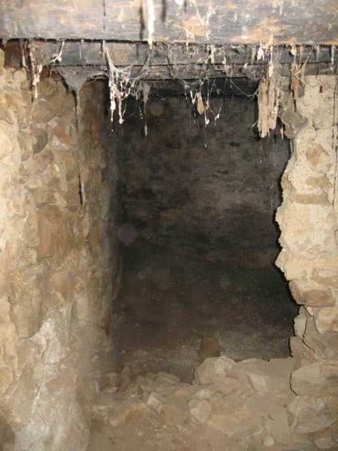 Punt on es va solsir el terra de la planta baixa i va deixar al descobert un soterrani excavat a la pedra. Any 2009. Font: Centre d&rsquo;Estudis Seniencs.