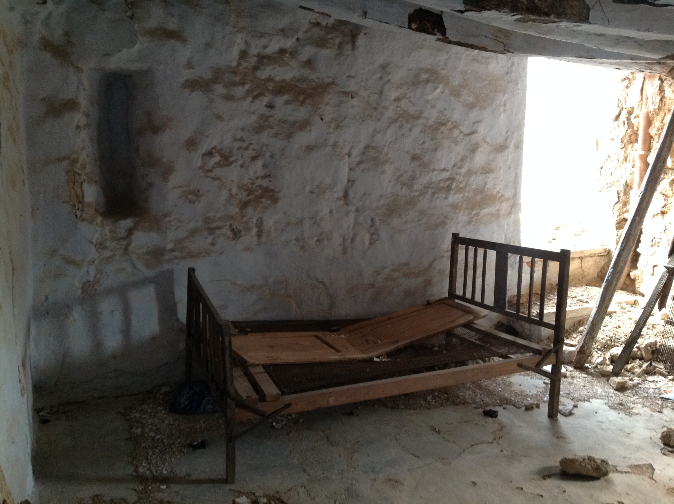 Interior de la Torre mirador abans de la reforma, on es pot apreciar l&rsquo;espitllera i l&rsquo;emblanquinat original de l&rsquo;interior de la casa. Any 2018. Font: Centre d&rsquo;Estudis Seniencs.