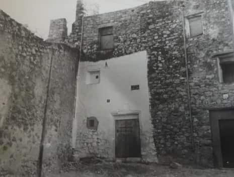 Fa&ccedil;ana de les cases del principi del carrer Galileu, amb la combinaci&oacute; de ma&ccedil;oneria emblanquinada i sense emblanquinar. Anys 70. Font: Todocolecci&oacute;n - Centre d&rsquo;Estudis Seniencs.