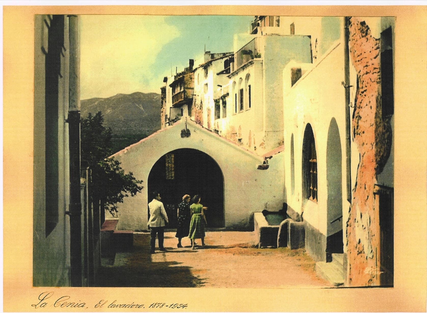 Safareig i abeurador de la pla&ccedil;a abans de la reforma de la teulada a dues vessants. Abans de 1954. Font: Centre d&rsquo;Estudis Seniencs.