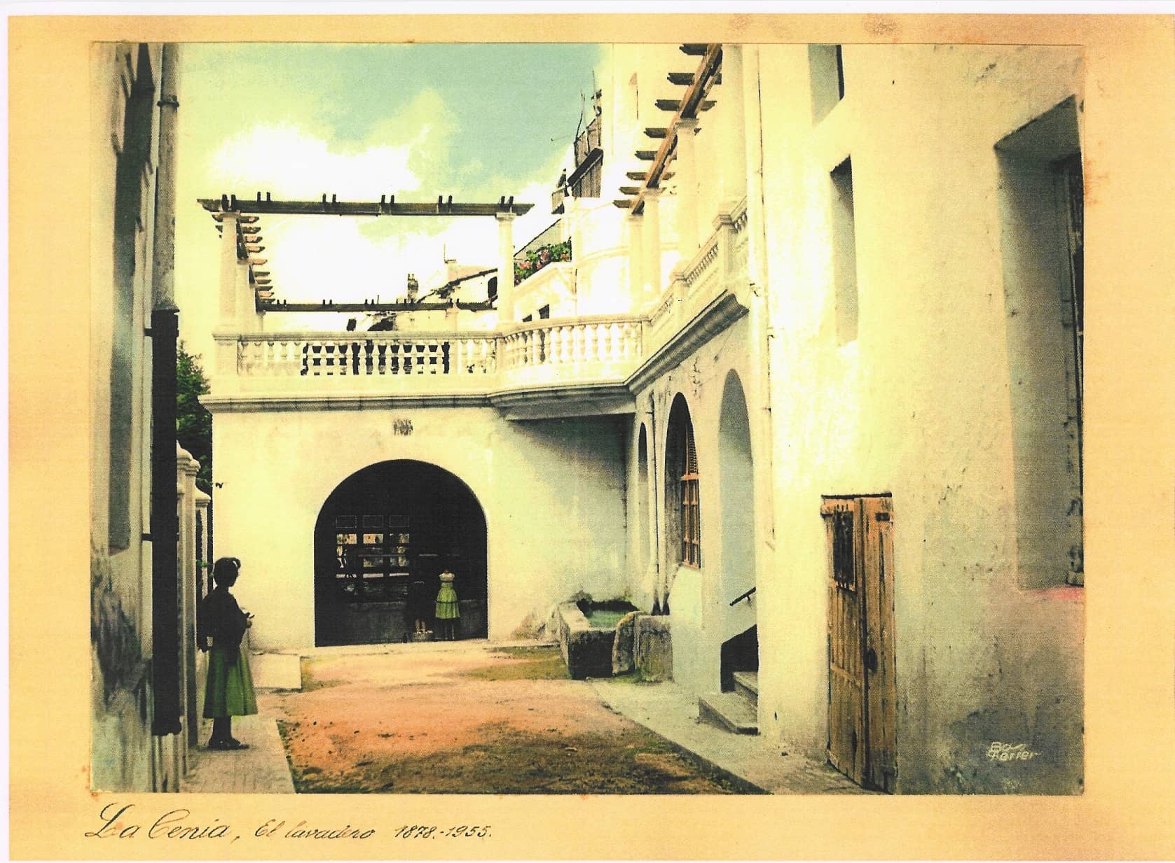 Safareig i abeurador de la pla&ccedil;a despr&eacute;s de la reforma de la teulada, amb la Terrassa constru&iuml;da a sobre amb la p&egrave;rgola i la balustrada. Despr&eacute;s de 1955. Font: Centre d&rsquo;Estudis Seniencs.