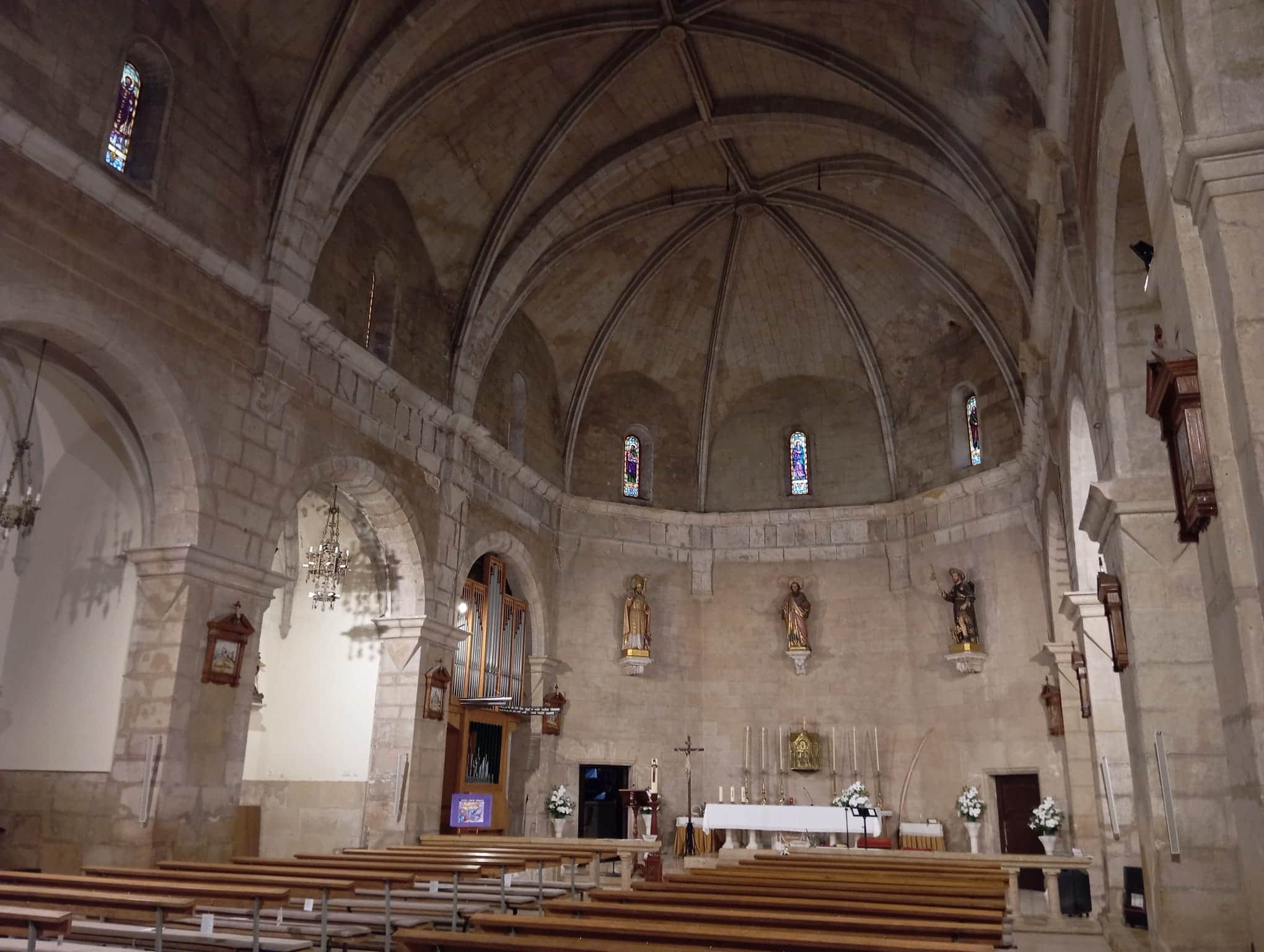 Nau de l&rsquo;esgl&eacute;sia parroquial de la S&eacute;nia amb l&rsquo;absis al fons, amb el patr&oacute; Sant Bartomeu al mig i els copatrons, Sant Roc, a la seua esquerra i Sant Gregori, a la seua dreta. Any 2025. Font: Centre d&rsquo;Estudis Seniencs.