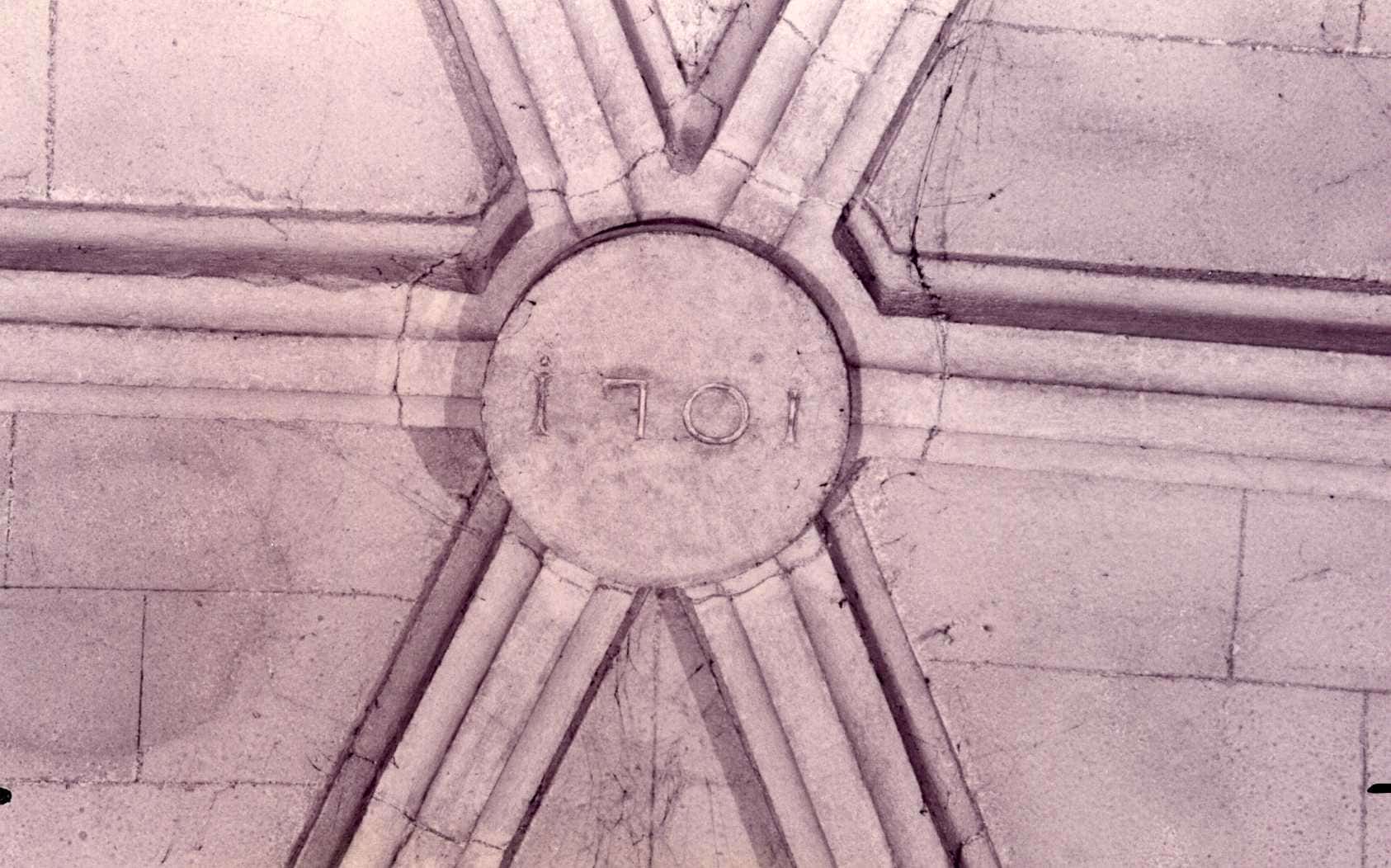 Clau de volta de sobre del cor on s&rsquo;indica la data de finalitzaci&oacute; de construcci&oacute; de la nau, 1701. Font: Nivell Fotografia.